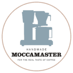 Kop van een koffiemachine met koffie- en theebladen, kwaliteitsvolle koffie en thee, ambachtelijk bereid, lokale koffiebar, koffie en thee specialiteiten, koffie-ervaring, duurzame koffie- en theebeleving.