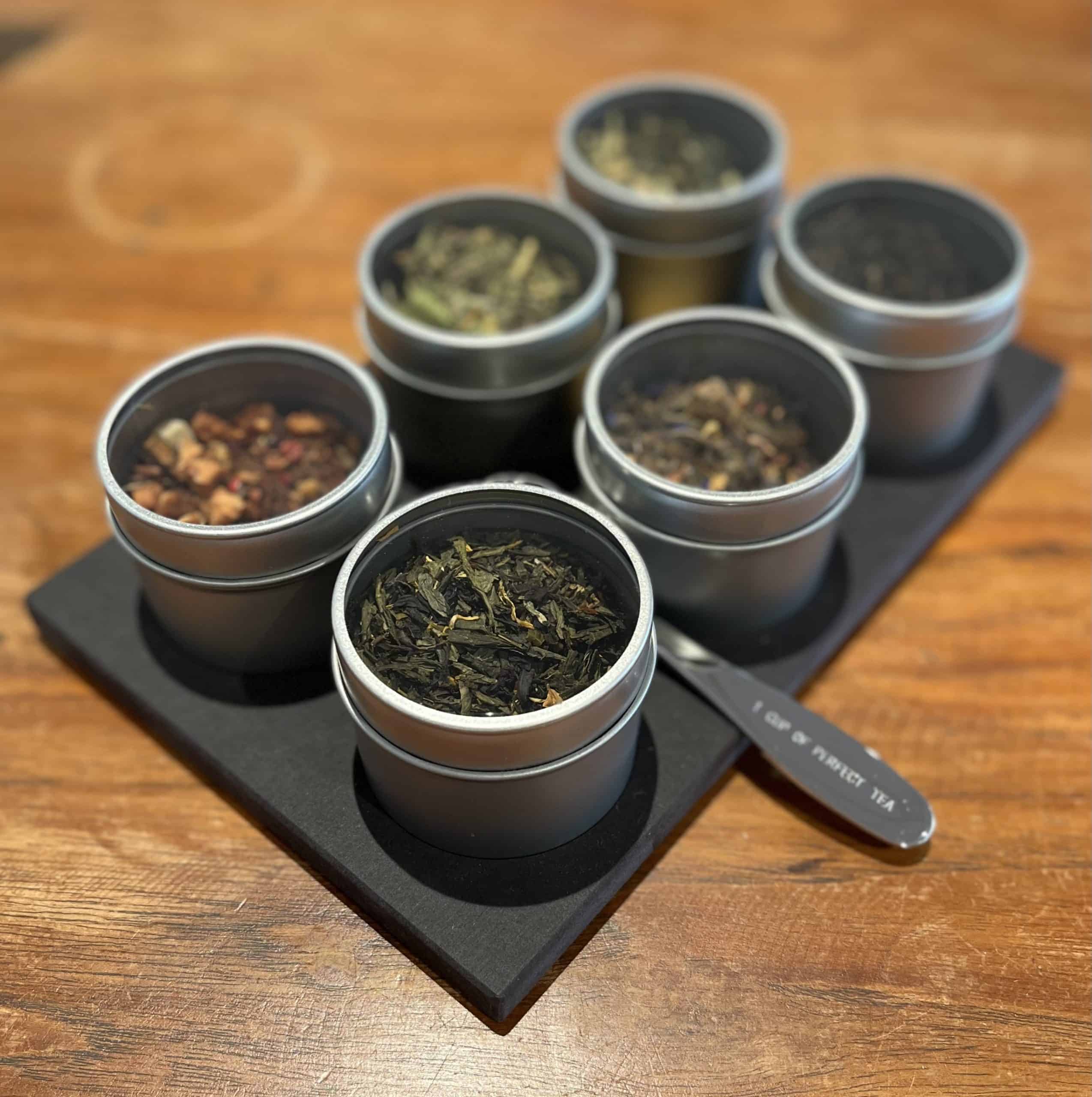 Tray met 6 theeblikjes en maatschep metaal thee bewaren sfeervol cadeau