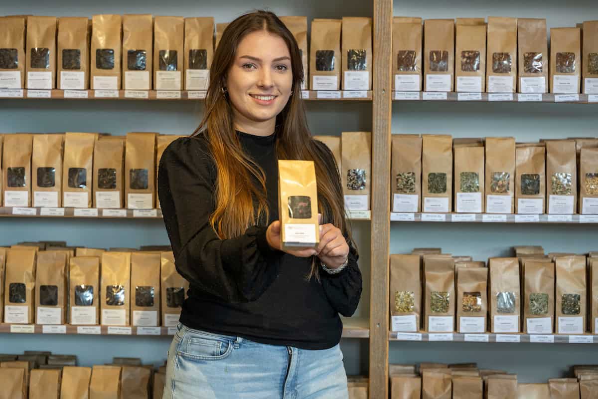 Rijke selectie losse thee en koffie bij Koffie Thee Lokaal Delicious, gezellige shop in Nederland, ademend met speciale blends en smaakvolle theesoorten.