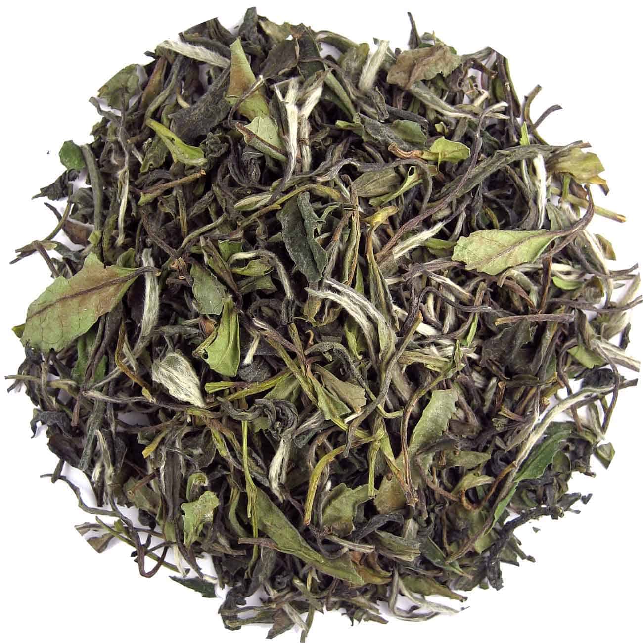 Gedroogde groene thee bladeren, ideaal voor verse theeën en ontspanning, met natuurlijke smaak en aroma.