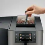 Hoogwaardige koffiemachine met touchscreen en veelzijdige koffie- en theeopties.