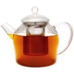 Helder glazen theepot gevuld met verse thee, perfect voor gezellige momenten bij De Heeren van 17.