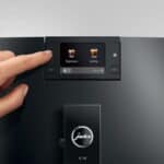Lage resolutie koffiezetapparaat met digitale bediening en espresso- en koffie-opties, modern design, voor thuis of kantoor.