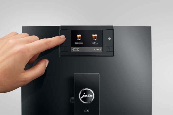Lage resolutie koffiezetapparaat met digitale bediening en espresso- en koffie-opties, modern design, voor thuis of kantoor.