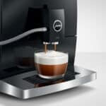 Smaakvolle cappuccino machine voor thuisgebruik en horeca, professionele espresso en koffiezetapparaat van De Heeren van 17, duurzaam en gebruiksvriendelijk coffee systeem.