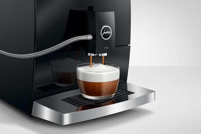 Smaakvolle cappuccino machine voor thuisgebruik en horeca, professionele espresso en koffiezetapparaat van De Heeren van 17, duurzaam en gebruiksvriendelijk coffee systeem.