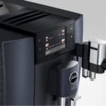 Moderne zakelijke koffiemachine met digitaal bedieningspaneel en diverse koffieopties voor horeca en bedrijven.
