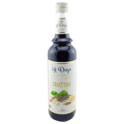 Delicate flesette siroop in een glazen fles, ideaal voor het maken van verfrissende dranken en cocktails, perfect voor thuis of professionele horecagelegenheden.