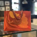 Koffie en thee cadeauverpakking van KTL Delicious, met een opvallend oranje design en een bijpassende medaille, perfect voor liefhebbers van kwaliteitsvolle koffie en thee.