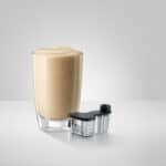 Glazen koffie shake met romige melk en mixer, perfect voor koffie- en thee-liefhebbers bij Koffie Thee Lokaal Delicious.