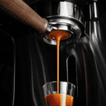 Espressokoffie wordt vers gezet met een professionele espressomachine, met rijke, volle koffie die langzaam in een glas wordt geschonken. Perfect voor koffieliefhebbers die genieten van de authentieke.