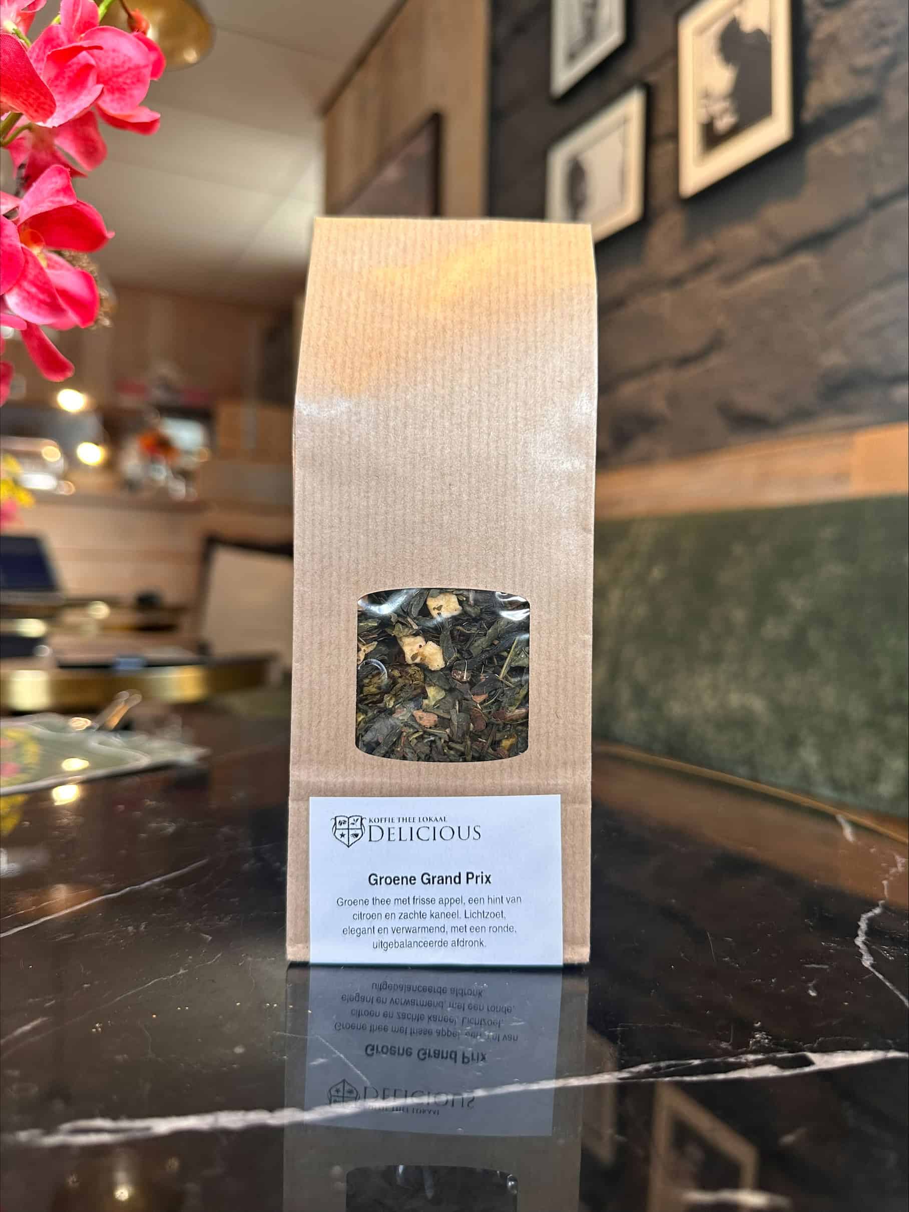 Vers gebrande koffie en thee in een papieren zak, klaar om te genieten bij Koffie Thee Lokaal Delicious, een gezellige plek voor koffie- en theeliefhebbers.