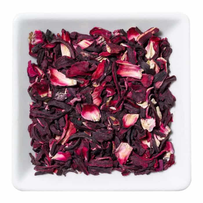Gedroogde hibiscusbloemen en kruiden voor thee en koffie, kleurrijk en aromatisch, perfect voor het maken van verse thee of koffie.