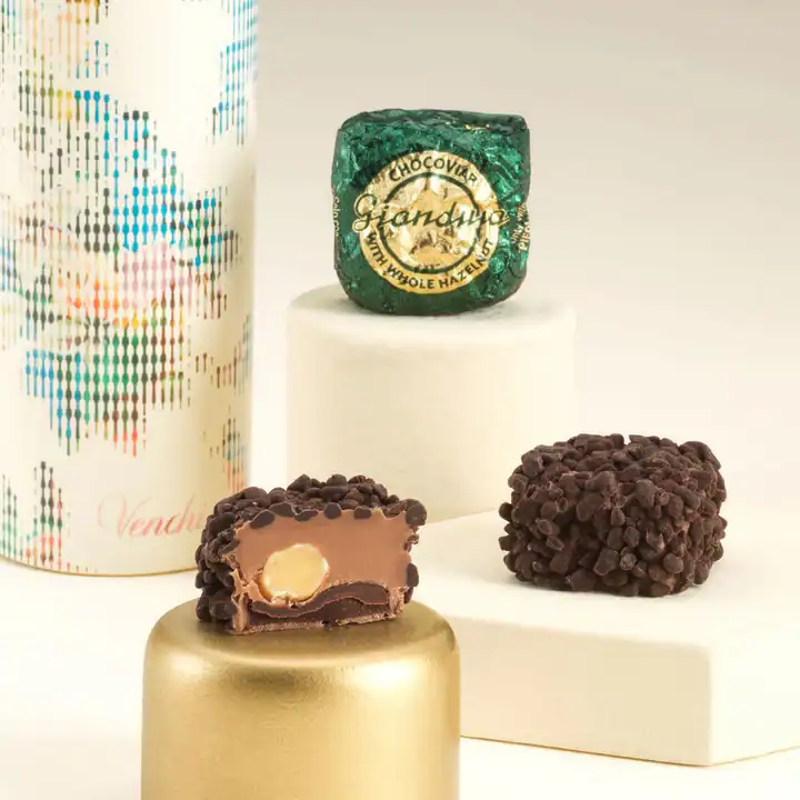 Luxe chocoladebonbons en koffie bij KTL Delicious, perfect voor liefhebbers van zoete traktaties en warme dranken in een gezellige sfeer.