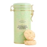 Verfrissende pistache shortbread koekjes in een decoratief blik, perfect voor bij koffie of thee, verkrijgbaar bij Koffie Thee Lokaal Delicious.