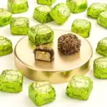 Chocolade truffels met koffie, omringd door groene verpakkingen, perfect voor koffieliefhebbers en chocoladefans.