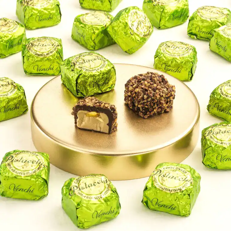 Chocolade truffels met koffie, omringd door groene verpakkingen, perfect voor koffieliefhebbers en chocoladefans.