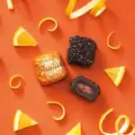 Chocolade met sinaasappel en zwarte rijst, perfect voor liefhebbers van zoete snacks en desserts. Geniet van de combinatie van rijke chocolade, frisse sinaasappel en knapperige zwarte rijst.