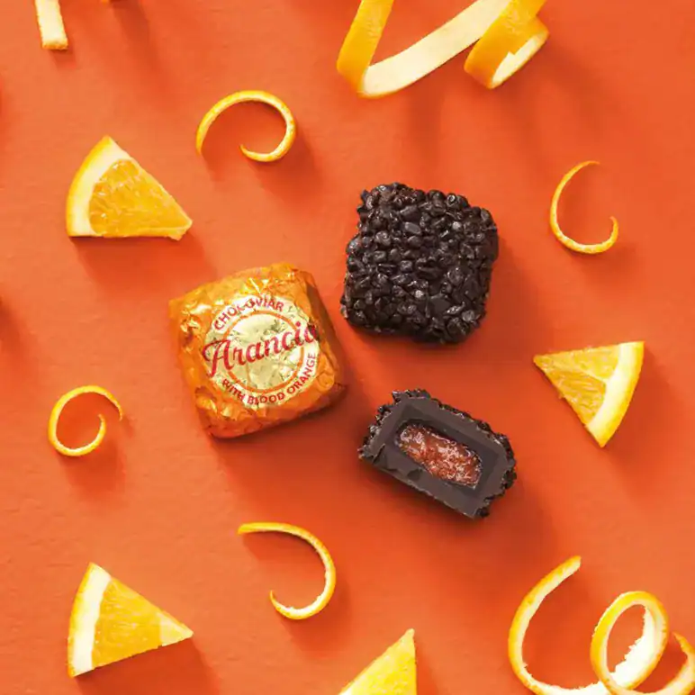 Chocolade met sinaasappel en zwarte rijst, perfect voor liefhebbers van zoete snacks en desserts. Geniet van de combinatie van rijke chocolade, frisse sinaasappel en knapperige zwarte rijst.