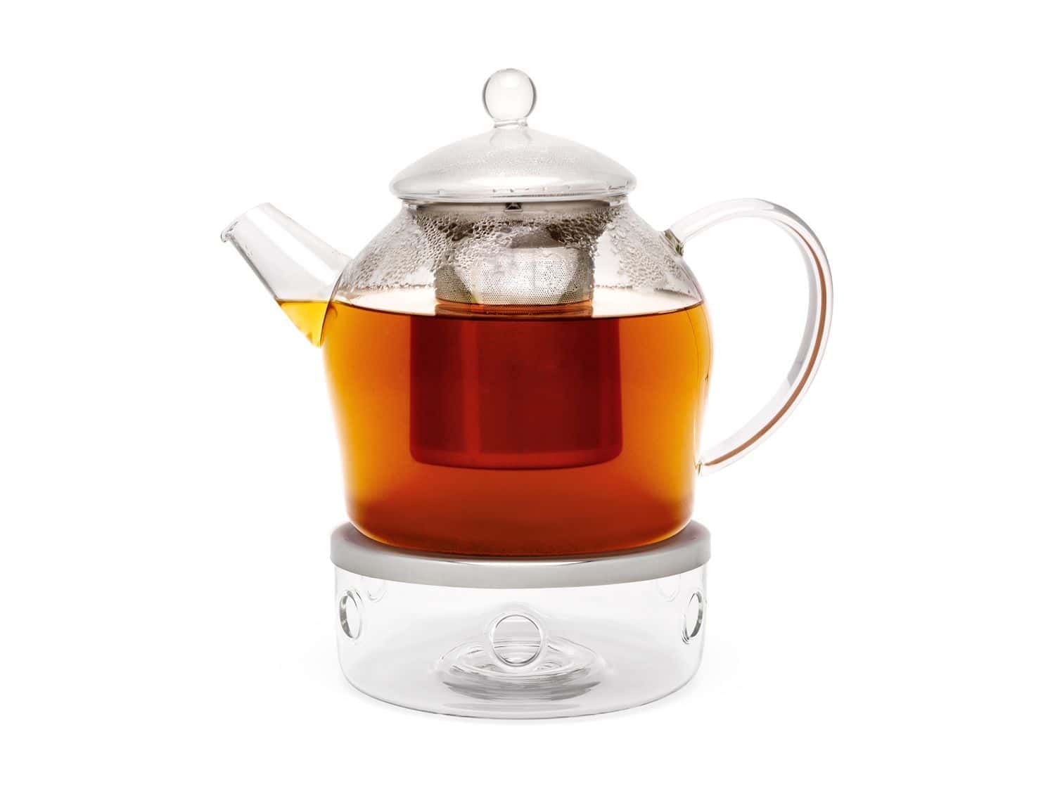 Geleverd door de Heeren van 17, een elegante glazen theepot gevuld met warme thee, perfect voor theeliefhebbers en charmevolle theemomenten.