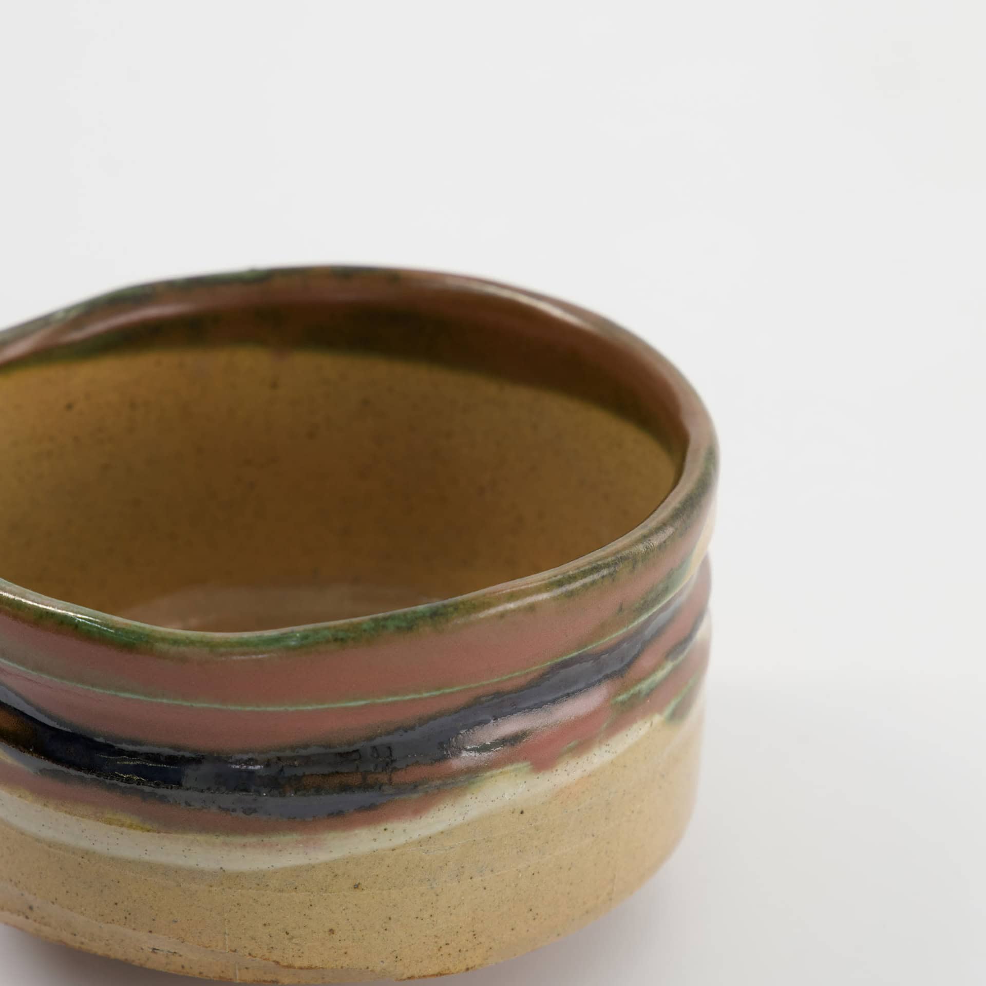 Matcha Bowl Cha Oribe met matcha garde in gebruik chawan Japans keramiek