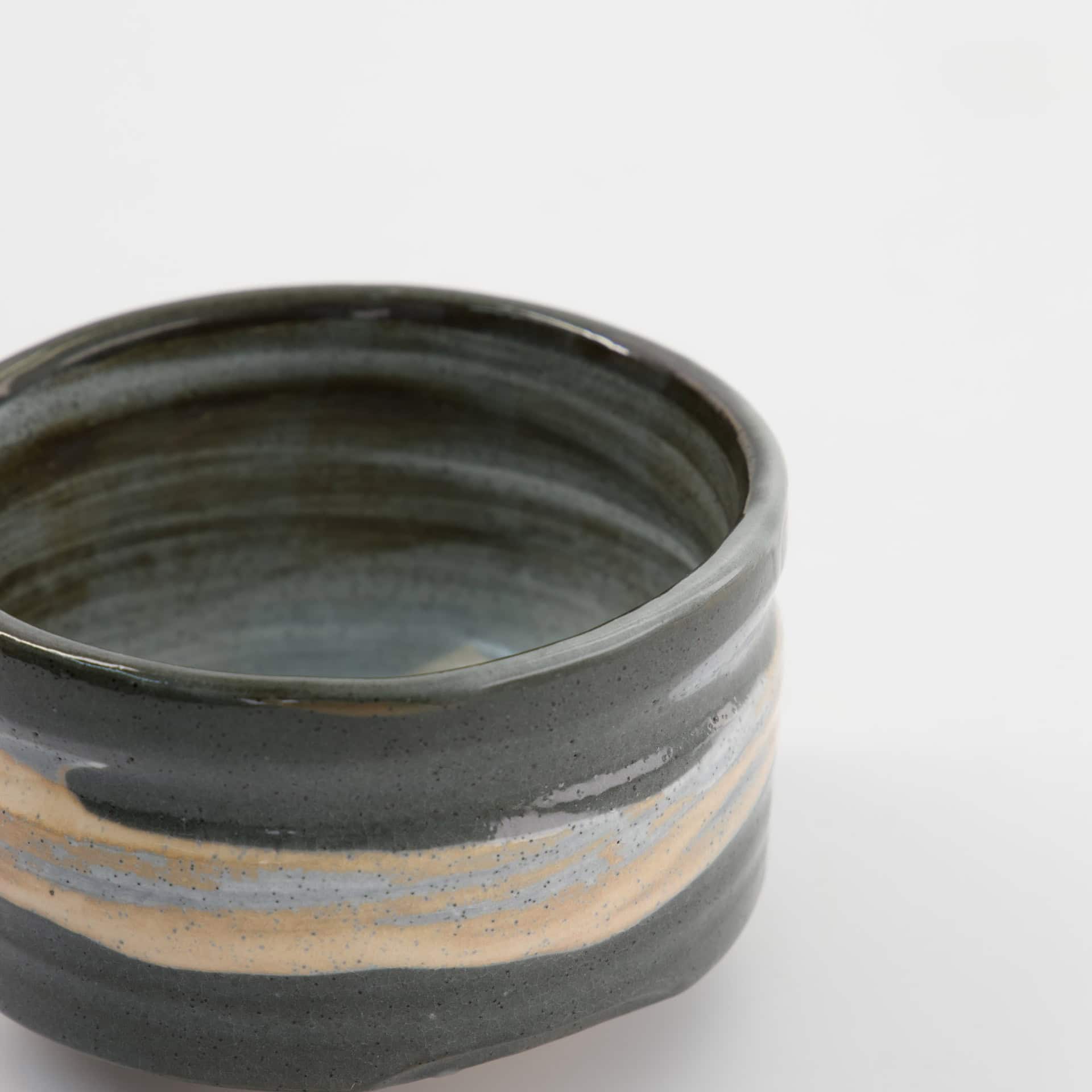 Matcha Bowl Unmon in gebruik met matcha garde chawan Japans keramiek