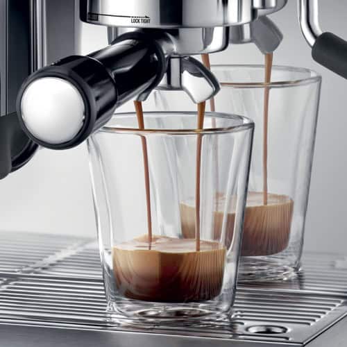 Espresso stroomt in twee glazen uit de Sage Barista Express Impress