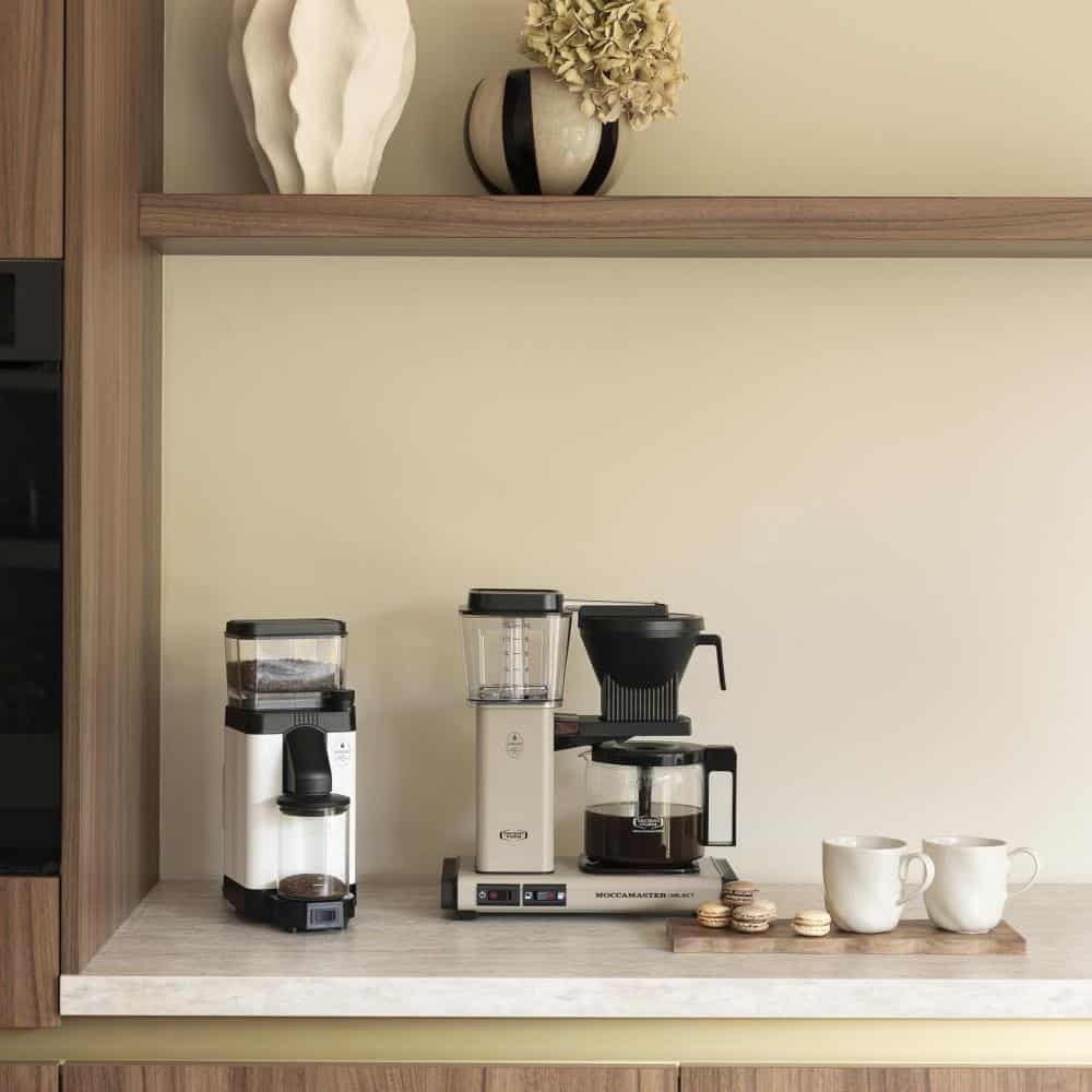 Moccamaster KBG Select Sandstone in de keuken