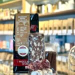 Cadeaupakket koffie feestelijk verpakt met bruine strik