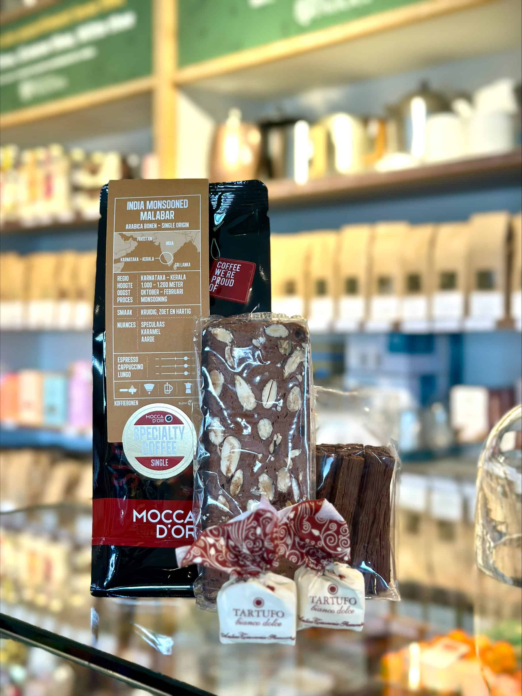 Cadeaupakket koffie feestelijk verpakt met bruine strik