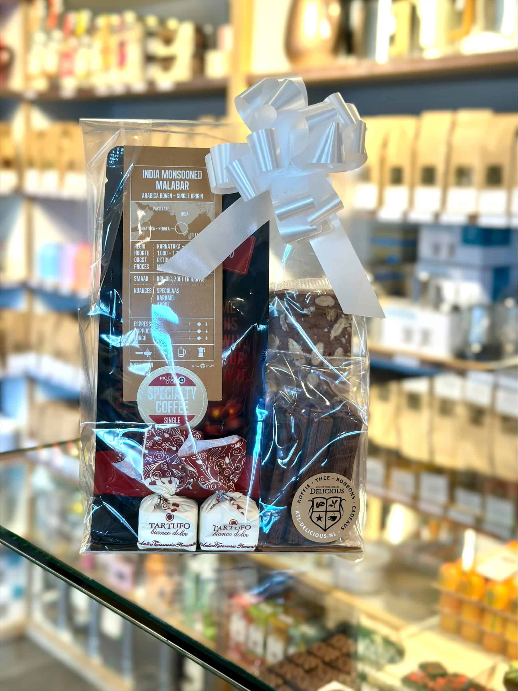 Cadeaupakket koffie met India Monsooned Malabar, nougat, chocoladeboomschors en truffels