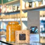 Cadeaupakket thee feestelijk verpakt met oranje strik