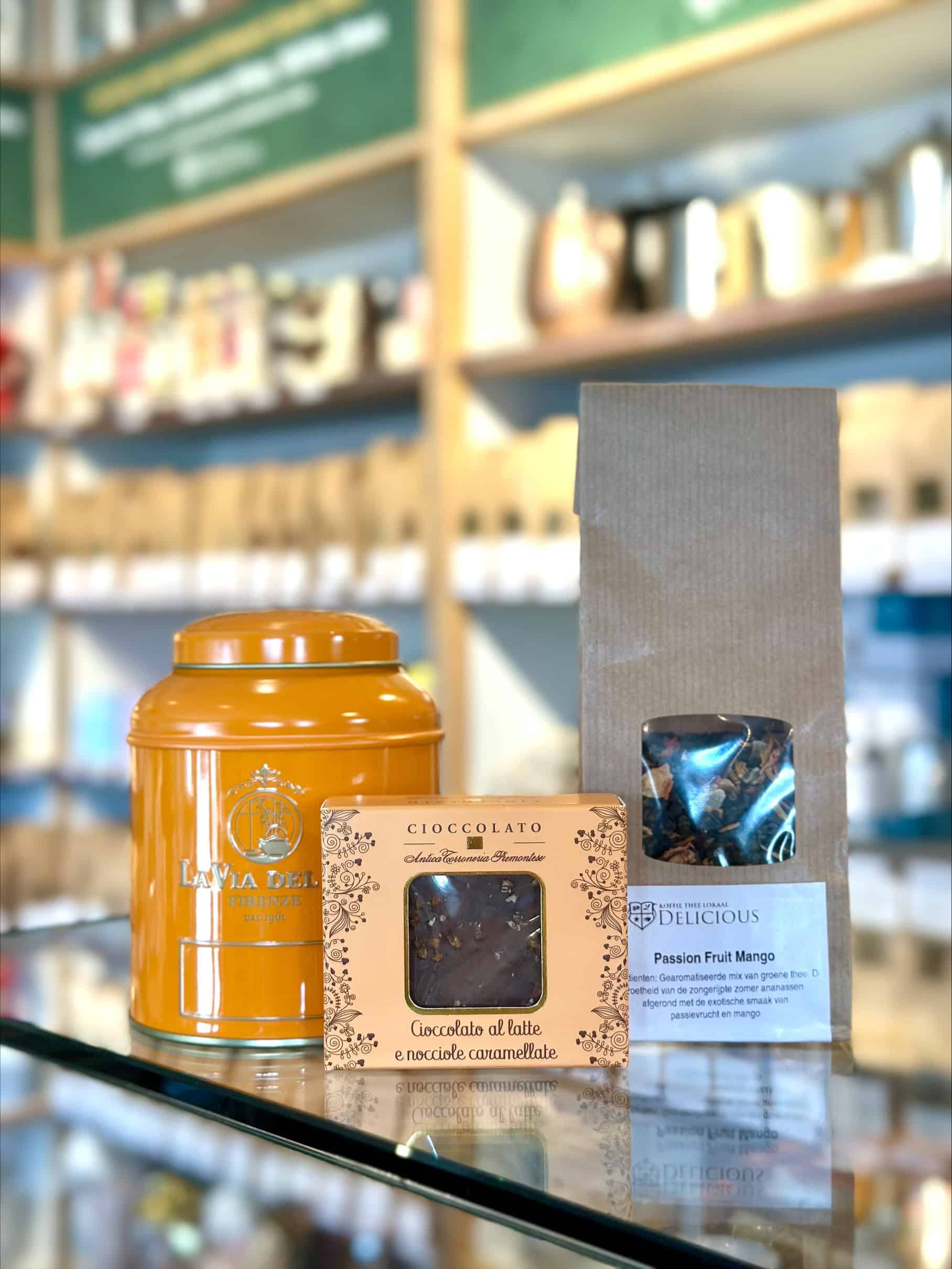 Cadeaupakket thee feestelijk verpakt met oranje strik