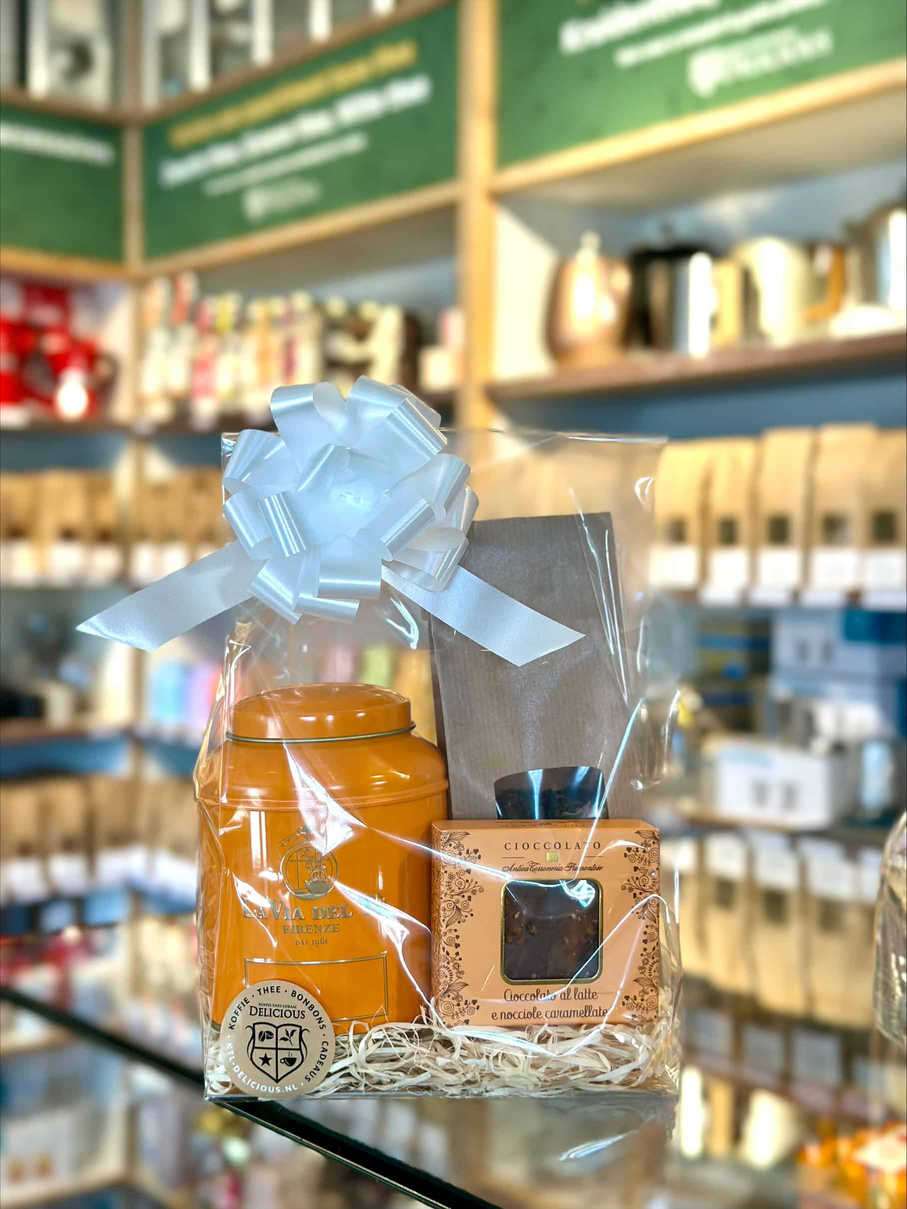 Cadeaupakket thee met Passion Fruit Mango, La Via del Tè bewaarblik en Italiaanse chocolade