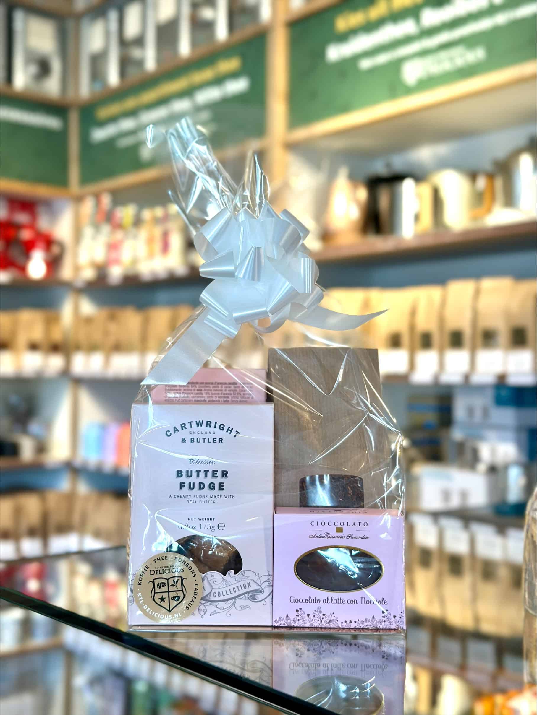 Cadeaupakket met rooibosthee, Butter Fudge en Italiaanse chocolade, roze verpakt