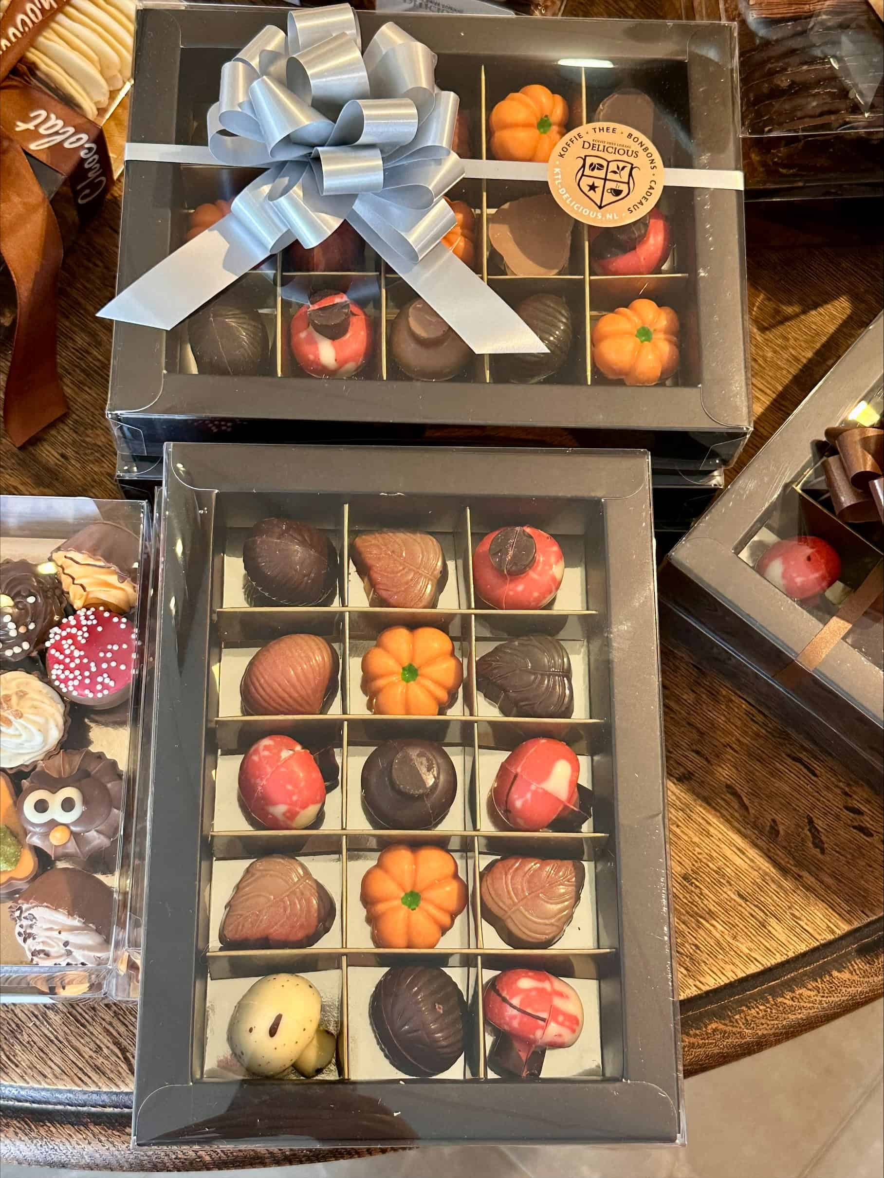 Herfstbonbons van Bonbon Atelier Limmen in geschenkdoos, pompoentjes en herfstblaadjes van chocolade